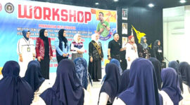 Bunda PAUD Kotabaru Ny. Suci Anisa Rusli, narasumber, dan peserta saat pelaksanaan Worksop Senam Ceria Pembelajaran Deep. 