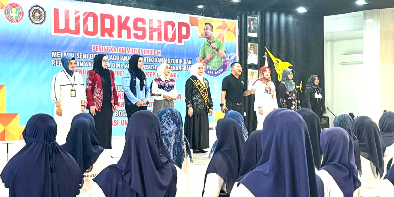 Bunda PAUD Kotabaru Ny. Suci Anisa Rusli, narasumber, dan peserta saat pelaksanaan Worksop Senam Ceria Pembelajaran Deep. 
