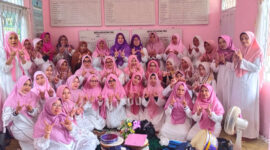 Ketua PD Wanita Islam Kabupaten Kotabaru Hj. Ernawati, S.Sos., MM bersama pengurus dan anggota Majelis Ta’lim Anisa Kecamatan Pulau Laut Utara berfoto bersama usai pembentukan PC Wanita Islam di Sekretariat PKK Kecamatan Pulau Laut Utara. (Foto:Kominfoktb) 