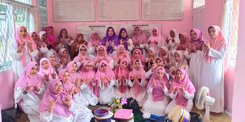 Ketua PD Wanita Islam Kabupaten Kotabaru Hj. Ernawati, S.Sos., MM bersama pengurus dan anggota Majelis Ta’lim Anisa Kecamatan Pulau Laut Utara berfoto bersama usai pembentukan PC Wanita Islam di Sekretariat PKK Kecamatan Pulau Laut Utara. (Foto:Kominfoktb) 