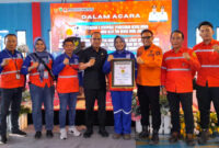 Manajemen PT ITP Tarjun bersama Wakil Bupati Kotabaru usai menerima Piagam Rekor MURI atas dukungan dalam Pelatihan Talenta Digital UMKM Serentak. (Foto: Ummy/Klikindonesia.co) 