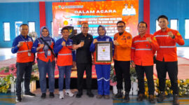 Manajemen PT ITP Tarjun bersama Wakil Bupati Kotabaru usai menerima Piagam Rekor MURI atas dukungan dalam Pelatihan Talenta Digital UMKM Serentak. (Foto: Ummy/Klikindonesia.co) 