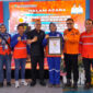 Manajemen PT ITP Tarjun bersama Wakil Bupati Kotabaru usai menerima Piagam Rekor MURI atas dukungan dalam Pelatihan Talenta Digital UMKM Serentak. (Foto: Ummy/Klikindonesia.co) 
