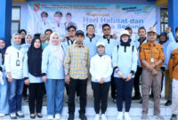 Foto bersama Kepala Dinas Perumahan Rakyat dan Kawasan Permukiman Provinsi Kalimantan Selatan bersama jajaran Dinas Perkimtan Kotabaru dan warga Rumah Susun Dirgahayu saat kegiatan aksi bersih lingkungan. (Foto : Yan/Genpikalsel) 