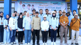 Foto bersama Kepala Dinas Perumahan Rakyat dan Kawasan Permukiman Provinsi Kalimantan Selatan bersama jajaran Dinas Perkimtan Kotabaru dan warga Rumah Susun Dirgahayu saat kegiatan aksi bersih lingkungan. (Foto : Yan/Genpikalsel) 