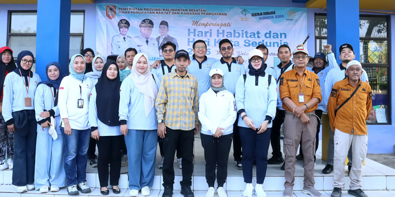 Foto bersama Kepala Dinas Perumahan Rakyat dan Kawasan Permukiman Provinsi Kalimantan Selatan bersama jajaran Dinas Perkimtan Kotabaru dan warga Rumah Susun Dirgahayu saat kegiatan aksi bersih lingkungan. (Foto : Yan/Genpikalsel) 
