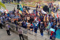 Ratusan buruh dari Konfederasi SERBUSAKA dan Aliansi GEBRAKS menggelar aksi demonstrasi damai di depan Kantor DPRD Kotabaru, menuntut revisi Perda Ketenagakerjaan dan kenaikan UMK 2026, Selasa (18/11/2025). (Foto:Ummy/Klikindonesia)