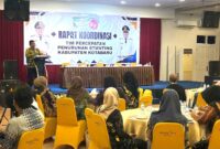 Asisten I Bidang Pemerintahan dan Kesra Setda Kotabaru Drs. Minggu Basuki, M.AP. mewakili Ketua TPPS Syairi Mukhlis saat membuka Rapat Koordinasi Tim Percepatan Penurunan Stunting. (Foto:DiskominfoKtb/Klikindonesia) 