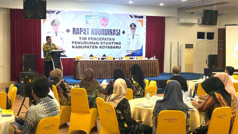 Asisten I Bidang Pemerintahan dan Kesra Setda Kotabaru Drs. Minggu Basuki, M.AP. mewakili Ketua TPPS Syairi Mukhlis saat membuka Rapat Koordinasi Tim Percepatan Penurunan Stunting. (Foto:DiskominfoKtb/Klikindonesia) 
