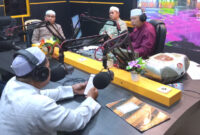 Kasi Bimas Islam Kemenag Kotabaru Bahrinnudin, S.Ag. bersama Kepala Dinas Kominfo Gusti Abdul Wakhid, S.STP., M.M., dan Ketua FKUB KH. Muctasor saat peluncuran Program Siraman Rohani Islam di LPPL Radio Gema Saijaan, Senin malam (10/11/2025). (Foto:Diskominfo Ktb) 