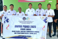 Kepala Lapas Kelas IIA Kotabaru Doni Handriansyah berfoto bersama jajaran pegawai dan tim medis dari UTD RSUD Pangeran Jaya Soemitra usai kegiatan donor darah “IMIPAS Peduli 2025”, Selasa (11/11/2025). (Foto : Istimewa/Klikindonesia)