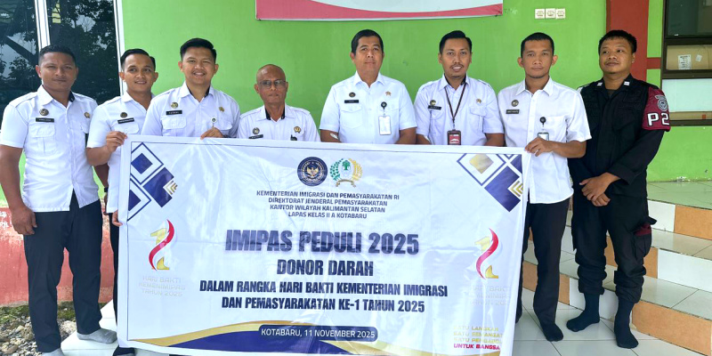 Kepala Lapas Kelas IIA Kotabaru Doni Handriansyah berfoto bersama jajaran pegawai dan tim medis dari UTD RSUD Pangeran Jaya Soemitra usai kegiatan donor darah “IMIPAS Peduli 2025”, Selasa (11/11/2025). (Foto : Istimewa/Klikindonesia) 