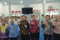 Kalapas Kotabaru Doni Handriansyah, petugas Lapas, narasumber, serta para peserta rehabilitasi pemasyarakatan berfoto bersama usai penutupan Program Rehabilitasi Pemasyarakatan 2025. (Foto: Infopas/Klikindonesia)