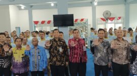 Kalapas Kotabaru Doni Handriansyah, petugas Lapas, narasumber, serta para peserta rehabilitasi pemasyarakatan berfoto bersama usai penutupan Program Rehabilitasi Pemasyarakatan 2025. (Foto: Infopas/Klikindonesia) 