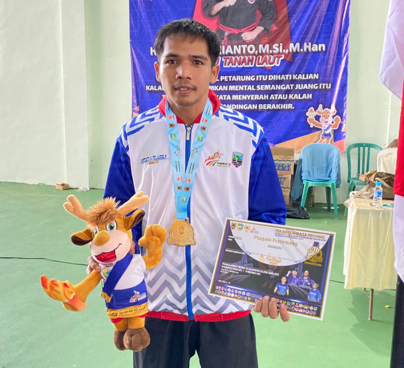 Atlet Hapkido Kotabaru, Sanim Ansyari, S.Pd.I menerima Medali Emas pada Porprov XII Kalimantan Selatan yang digelar di Kabupaten Tanah Laut.