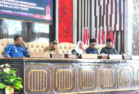Ketua DPRD Kotabaru Hj. Suwanti memimpin rapat mediasi sengketa lahan Pulau Laut Timur di Ruang Paripurna DPRD Kotabaru. (Foto:Istimewa/Klikindonesia)