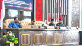 Ketua DPRD Kotabaru Hj. Suwanti memimpin rapat mediasi sengketa lahan Pulau Laut Timur di Ruang Paripurna DPRD Kotabaru. (Foto:Istimewa/Klikindonesia) 