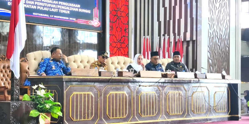 Ketua DPRD Kotabaru Hj. Suwanti memimpin rapat mediasi sengketa lahan Pulau Laut Timur di Ruang Paripurna DPRD Kotabaru. (Foto:Istimewa/Klikindonesia) 