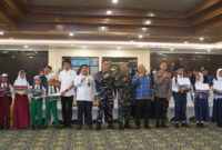 Foto bersama jajaran Pemkab Kotabaru dan penerima bantuan perlengkapan sekolah usai penyerahan simbolis di Aula Bamega. ( Foto: DiskominfoKtb)