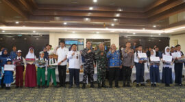 Foto bersama jajaran Pemkab Kotabaru dan penerima bantuan perlengkapan sekolah usai penyerahan simbolis di Aula Bamega. ( Foto: DiskominfoKtb) 