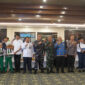 Foto bersama jajaran Pemkab Kotabaru dan penerima bantuan perlengkapan sekolah usai penyerahan simbolis di Aula Bamega. ( Foto: DiskominfoKtb) 