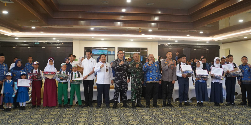 Foto bersama jajaran Pemkab Kotabaru dan penerima bantuan perlengkapan sekolah usai penyerahan simbolis di Aula Bamega. ( Foto: DiskominfoKtb) 