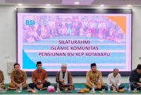 Silaturahmi dan tausiah bersama mempererat ukhuwah islamiah para pensiunan BSI KCP Kotabaru di Masjid Apung. (Foto:DiskominfoKtb/Klikindonesia) 
