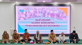 Silaturahmi dan tausiah bersama mempererat ukhuwah islamiah para pensiunan BSI KCP Kotabaru di Masjid Apung. (Foto:DiskominfoKtb/Klikindonesia) 