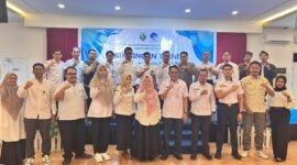 Peserta, narasumber, dan jajaran Diskominfo Kotabaru berfoto bersama usai pembukaan Bimtek Admin Website SKPD 2025. (Foto:DiskominfoKTB/klikindonesia) 