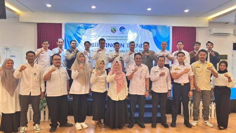 Peserta, narasumber, dan jajaran Diskominfo Kotabaru berfoto bersama usai pembukaan Bimtek Admin Website SKPD 2025. (Foto:DiskominfoKTB/klikindonesia) 