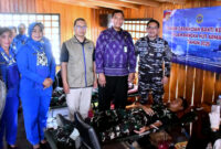Proses donor darah oleh prajurit dan masyarakat pada kegiatan bakti sosial Lanal Kotabaru di Posal Batulicin. 