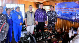 Proses donor darah oleh prajurit dan masyarakat pada kegiatan bakti sosial Lanal Kotabaru di Posal Batulicin. 