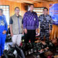 Proses donor darah oleh prajurit dan masyarakat pada kegiatan bakti sosial Lanal Kotabaru di Posal Batulicin. 