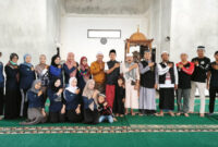Foto bersama Bikers Subuhan Kotabaru, tenaga kesehatan Puskesmas Sebatung, dan jamaah usai kegiatan Subuh Berjamaah dan layanan kesehatan gratis di Masjid Yazidatul Ula. 