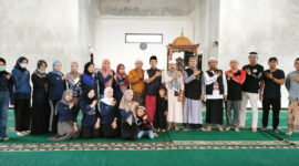 Foto bersama Bikers Subuhan Kotabaru, tenaga kesehatan Puskesmas Sebatung, dan jamaah usai kegiatan Subuh Berjamaah dan layanan kesehatan gratis di Masjid Yazidatul Ula. 