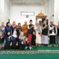 Foto bersama Bikers Subuhan Kotabaru, tenaga kesehatan Puskesmas Sebatung, dan jamaah usai kegiatan Subuh Berjamaah dan layanan kesehatan gratis di Masjid Yazidatul Ula. 