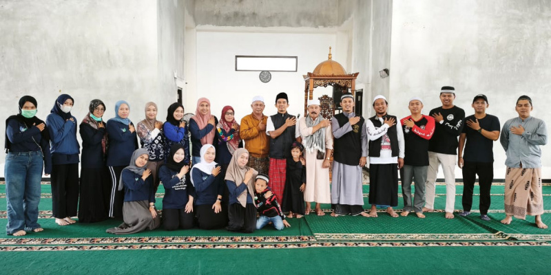 Foto bersama Bikers Subuhan Kotabaru, tenaga kesehatan Puskesmas Sebatung, dan jamaah usai kegiatan Subuh Berjamaah dan layanan kesehatan gratis di Masjid Yazidatul Ula. 