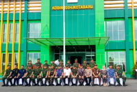 Pangdam XXII/Tambun Bungai Mayjen TNI Zainul Arifin berfoto bersama jajaran Forkopimda dan prajurit Kodim 1004/Kotabaru saat kunjungan kerja, Rabu (5/11/2025). (Foto: ummy/Klikindonesia) 
