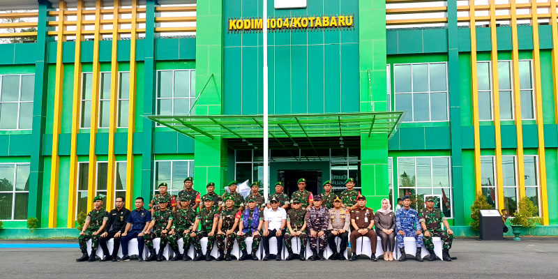 Pangdam XXII/Tambun Bungai Mayjen TNI Zainul Arifin berfoto bersama jajaran Forkopimda dan prajurit Kodim 1004/Kotabaru saat kunjungan kerja, Rabu (5/11/2025). (Foto: ummy/Klikindonesia) 