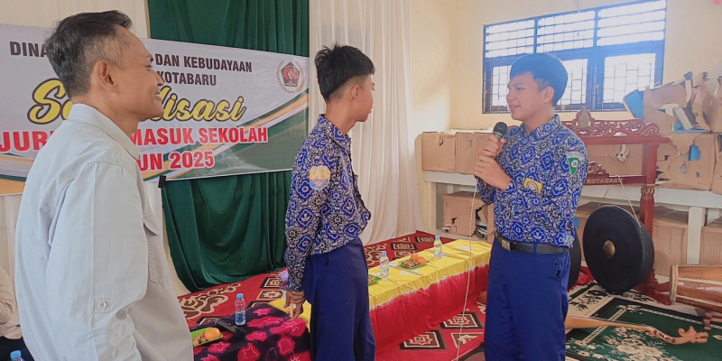 Para pelajar SMPN 7 Kotabaru melakukan praktik wawancara langsung sebagai bagian dari materi Jurnalis Masuk Sekolah 2025 yang diberikan PWI Kotabaru.