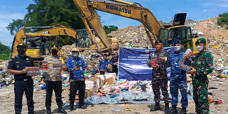 Foto bersama sebelum pelaksanaan pemusnahan rokok ilegal dan miras di TPA Sungup Kanan. (Foto:Ummy/Klikindonesia) 