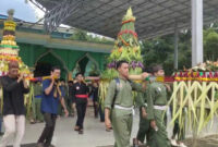 Warga bergotong-royong mengangkat tumpeng raksasa, menandai dimulainya ritual budaya Grebek Kampung di Desa Sebelimbingan. (Foto:Ummy/klikindonesia) 
