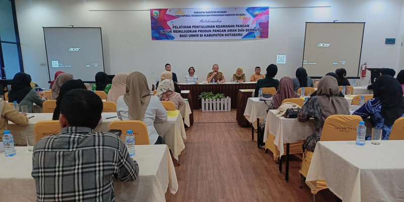 Kepala Diskoperindag Kotabaru Risa Ahyani membuka Pelatihan Penyuluhan Keamanan Pangan bagi pelaku UMKM di Ballroom Grand Surya Hotel Kotabaru. (Foto:Ummy/Klikindonesia) 