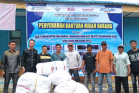 Penyerahan bantuan alat tangkap APBD 2025 kepada nelayan pesisir Kotabaru, disaksikan Ketua Komisi II DPRD Kotabaru Abu Suwandi.