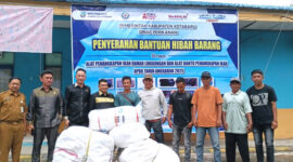 Penyerahan bantuan alat tangkap APBD 2025 kepada nelayan pesisir Kotabaru, disaksikan Ketua Komisi II DPRD Kotabaru Abu Suwandi. 