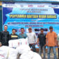 Penyerahan bantuan alat tangkap APBD 2025 kepada nelayan pesisir Kotabaru, disaksikan Ketua Komisi II DPRD Kotabaru Abu Suwandi. 