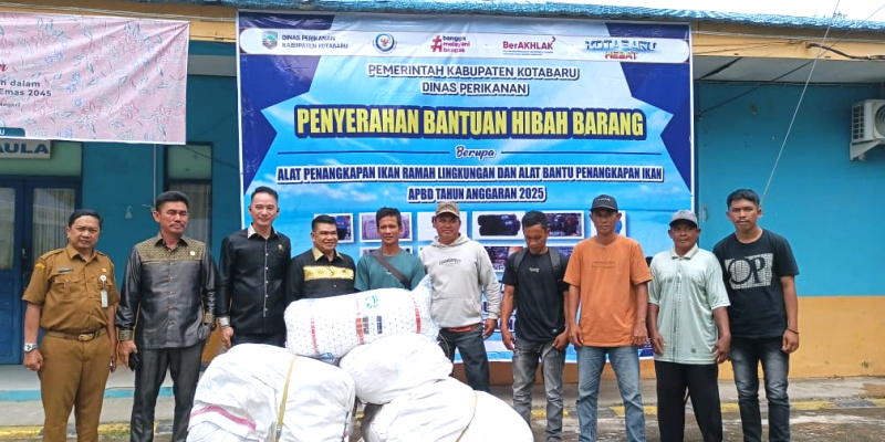 Penyerahan bantuan alat tangkap APBD 2025 kepada nelayan pesisir Kotabaru, disaksikan Ketua Komisi II DPRD Kotabaru Abu Suwandi. 