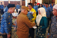Bupati Kotabaru Sematkan Satyalancana Karya Satya dan Tali Asih Purna Bakti ASN 2025.
