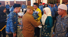 Bupati Kotabaru Sematkan Satyalancana Karya Satya dan Tali Asih Purna Bakti ASN 2025.