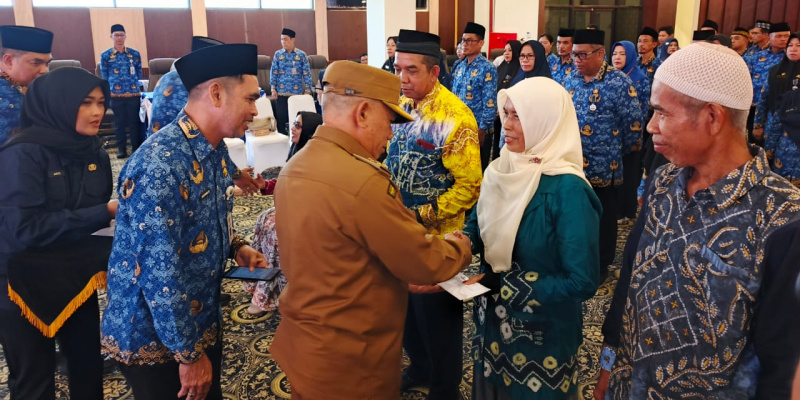 Bupati Kotabaru Sematkan Satyalancana Karya Satya dan Tali Asih Purna Bakti ASN 2025.